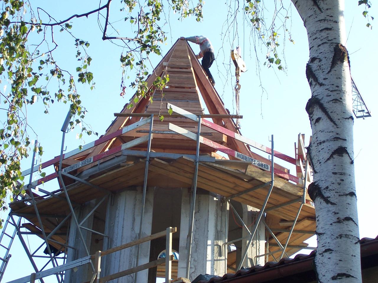 Septembrie, 22 - Turnul si scheletul de lemn al acoperisului